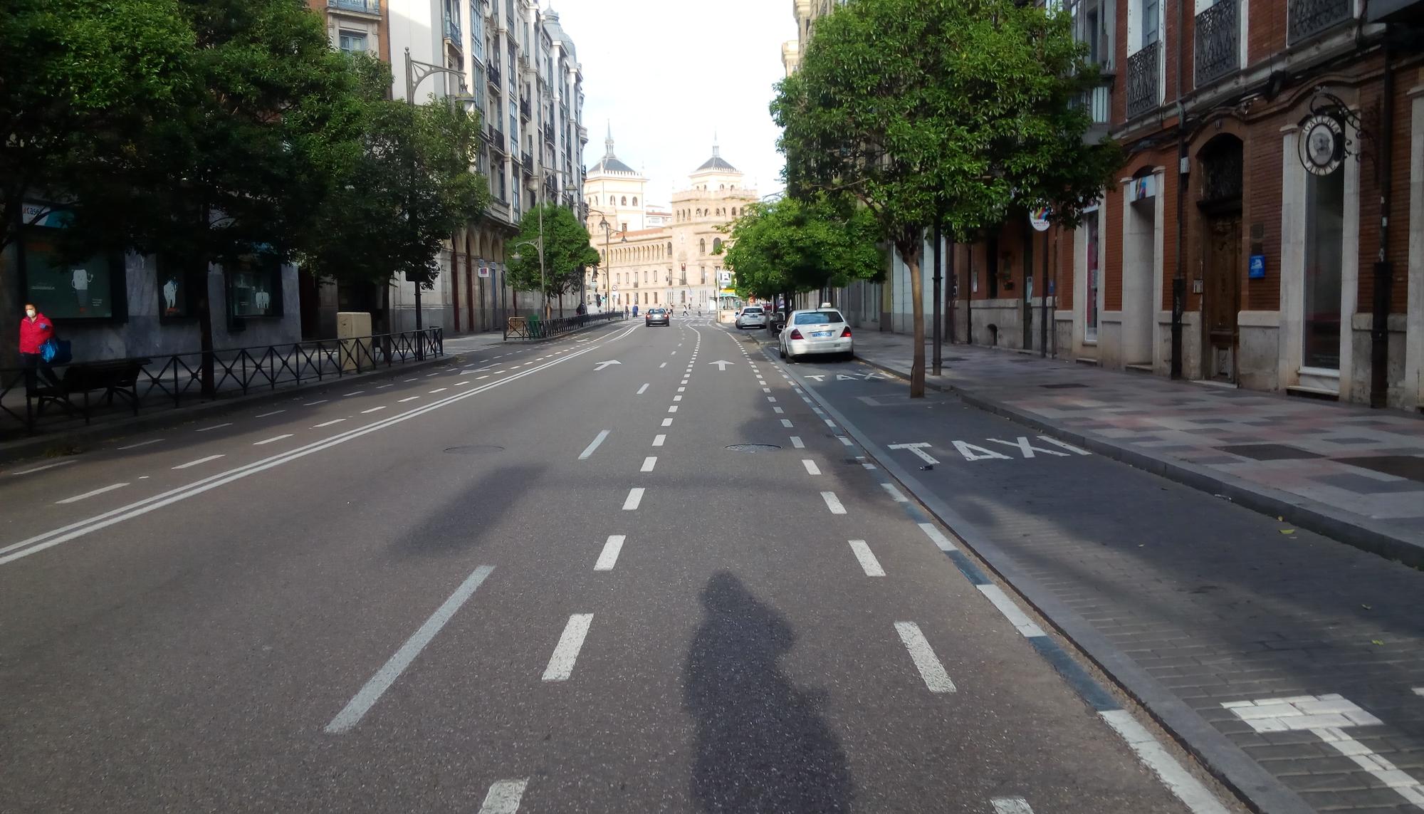 Sombra de bicicleta en calle desierta